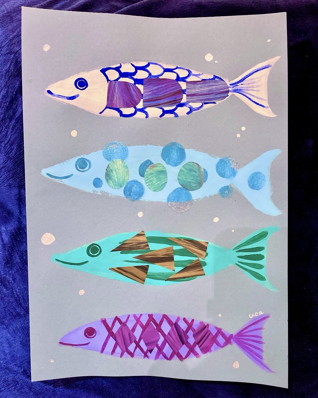 魚をモチーフにした作品。魚も10 匹10 色で、よく見ると一匹一匹模様やひれが違うように、私たちも全員が唯一無二のユニークな存在。皆が個性を楽しんで、自分らしく生きていけたら素敵だなという思いを込めて描いた作品